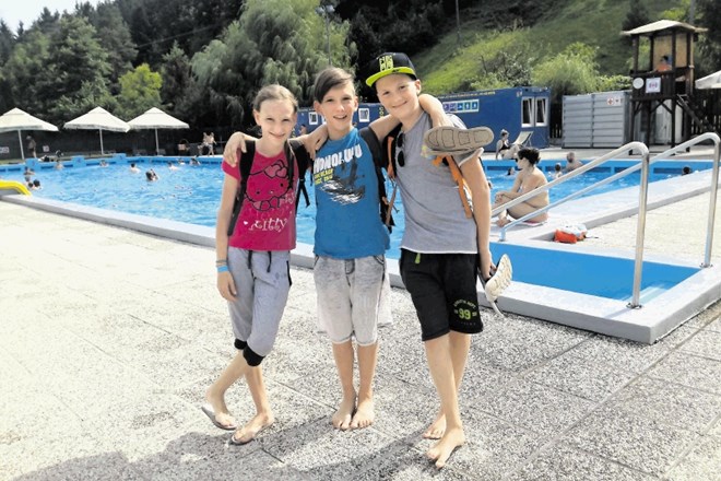 Enajstletna Neža, štirinajstletni Jernej in njegov dvanajstletni brat Gašper so športni plezalci, ki se v bazen radi pridejo...