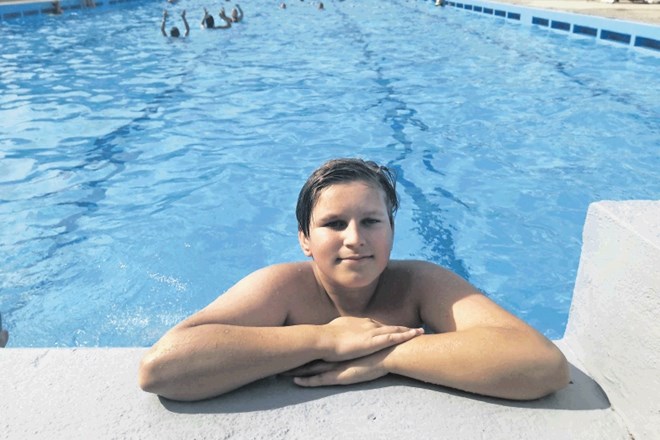 Dvanajstletni Nik Maj uživa v plavanju, najraje proti večeru, ko na bazenu ni več take gneče.