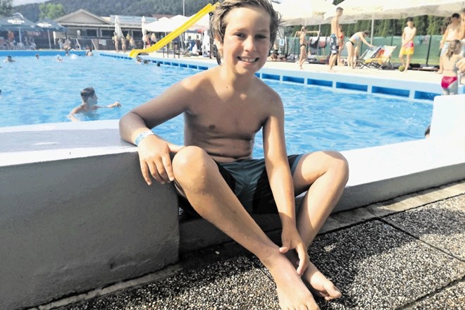 Osemletni Lev ponosno pove, da se je v Višnji Gori naučil plavati kravl.