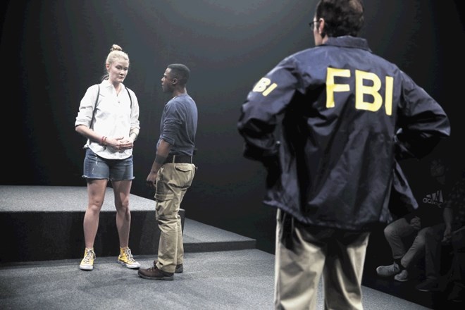 Dokumentarna predstava Je to soba ameriške avtorice Tine Stratter je nastala kot dobesedni prepis FBI-jevega zasliševanja...