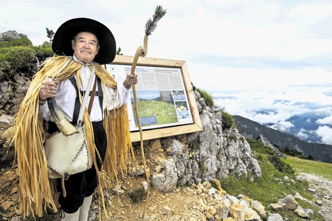 Ena izmed tabel stoji tudi na najvišji točki Velike planine, Gradišču (1666 m). Pastir Peter Erjavšek se bo tudi ob njej še...