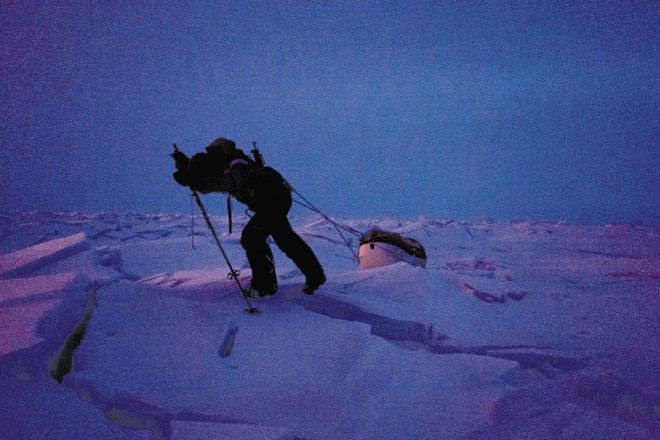 Večmesečno potovanje po ledeni celini v temi polarne noči bo polno izzivov.