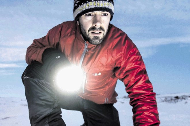 Britanski polarni raziskovalec Alex Hibbard bo poskušal v polarni noči brez zunanje pomoči priti do geografske točke...