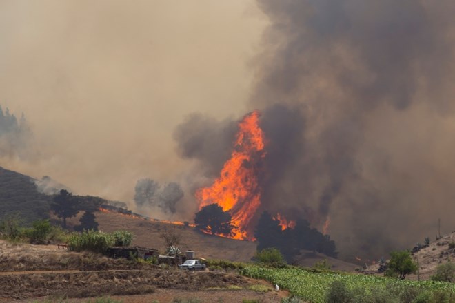 #foto Na Gran Canarii napredujejo v boju proti požaru
