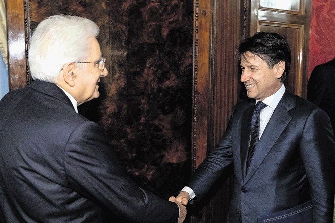 Tako nasmejana sta bila predsednik Mattarella (levo) in novi premier Conte konec lanskega maja, ko je Italija po mučnih...