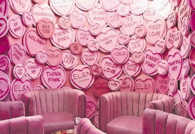 Londonska kavarna EL&amp;N je oblečena v rožnate srčke, stoji pa blizu trgovine Harrods. Ponujajo zajtrke, kosila, kolače in...