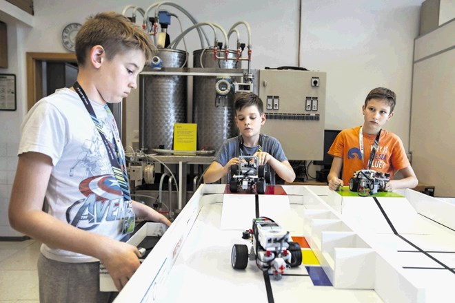 Med najbolj obiskanimi je delavnica Lego viharnik, kjer so najstniki uporabili avtonomni mobilni sistem Lego EV3.