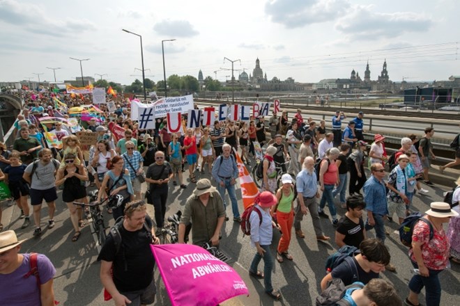 #foto V Dresdnu množične demonstracije za vključujočo družbo