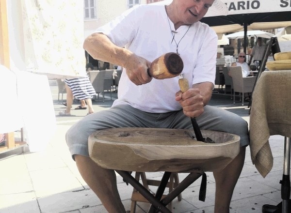 Karlo Podkrajšek iz Gabrovke pri Litiji je na Tartinijevem trgu demonstriral izdelavo lesene nečke, ki so jo v solinah...