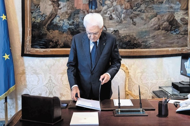 Italijanski predsednik Mattarella za svojo delovno mizo. Danes je imel posvete s strankami o sestavi nove vlade.