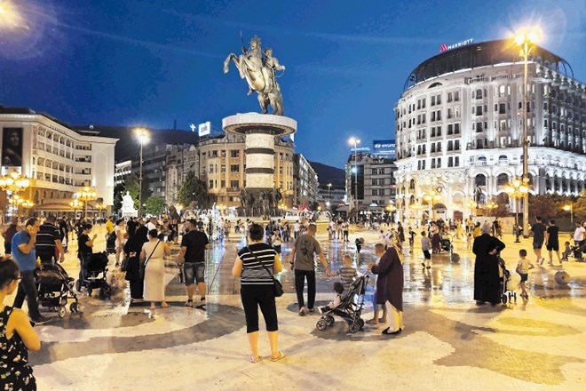 Večerni vrvež na glavnem trgu v Skopju