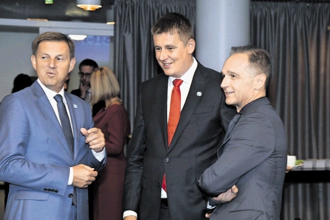Zunanji minister Miro Cerar (levo) v družbi češkega kolega Tomaša Petrička (v sredini) in nemškega Heika Maasa na neformalnem...