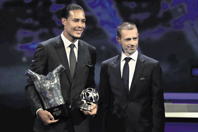 Branilec Liverpoola Virgil van Dijk  je iz rok Aleksandra Čeferina  prejel nagrado Uefe za najboljšega nogometaša minule...