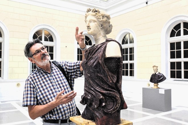 Dr. Ferdinand Šerbelj ob ženskem torzu z Dionizovo glavo. Doprsni kip je iz drugega stoletja, torzo pa so v rdečem porfirju,...