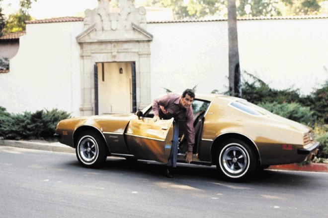 James Garner kot Jim Rockford je v seriji The Rockford Files vozil številne zlate pontiace firebirde.
