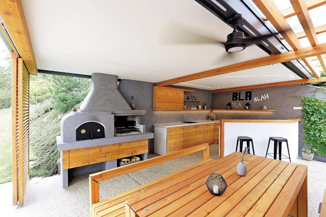 Prej in pozneje: obstoječo kovinsko streho in peč za pico z žarom smo nadgradili in z dodanimi elementi letno kuhinjo...
