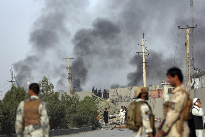 V napadu talibanov z avtomobilom bombo je v ponedeljek zvečer v Kabulu umrlo najmanj 16 civilistov, več kot sto je ranjenih.