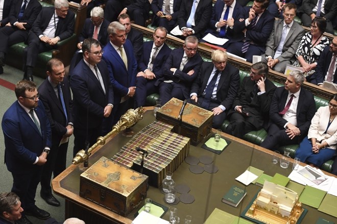 Parlament pokopal trdi brexit, poslanci zavrnili tudi  razpis za predčasne volitve