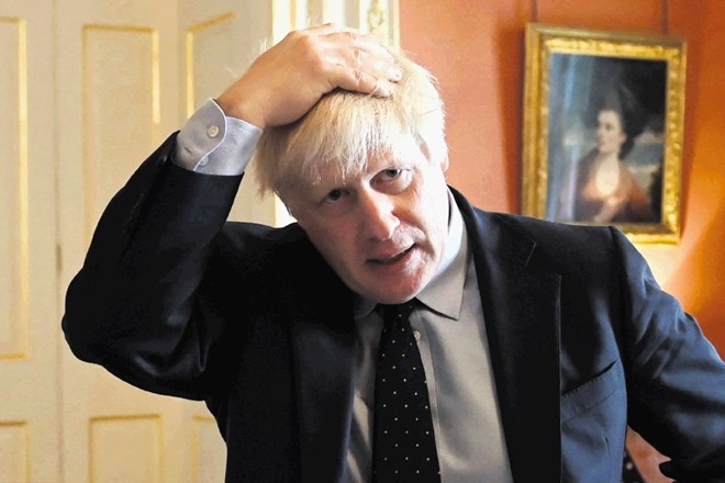 Boris Johnson je že v prvem premierskem nastopu v britanskem parlamentu doživel ponižujoč poraz.