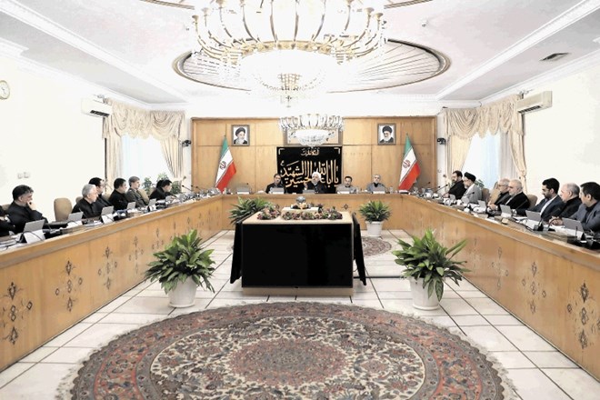 Iranski predsednik Hasan Ruhani na seji vlade, po kateri je sodržavljane obvestil o tretjem delnem umiku iz jedrskega...