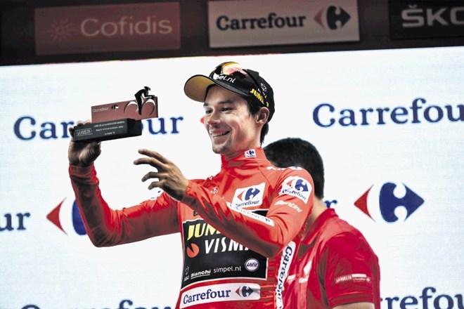 Primož Roglič je tudi po današnji etapi ostal vodilni v skupnem seštevku kolesarske dirke po Španiji.