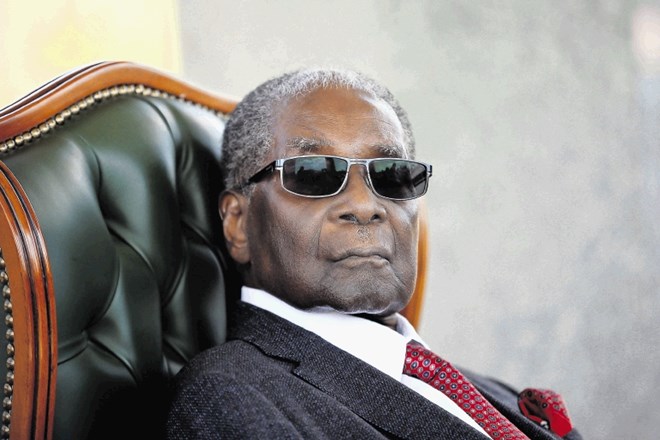 Dediščina danes umrlega dolgoletnega voditelja Zimbabveja Roberta Mugabeja  je razpeta od herojskega protikolonialnega boja...