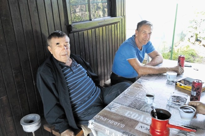 Ilija Majić (na fotografiji desno) se spominja, da je bilo včasih med vrtičkarji še več druženja, občasno so celo spekli...