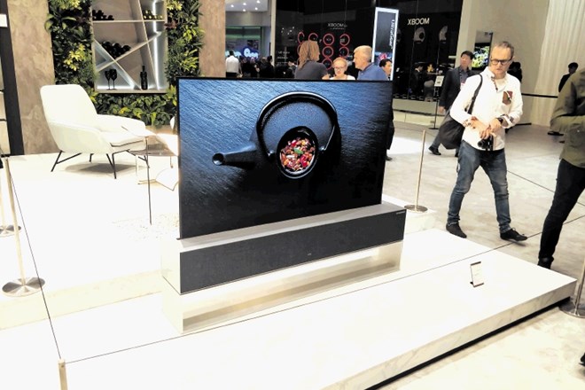 LG-jev televizor, ki se kot rolo zvije v zvočnik pod seboj.