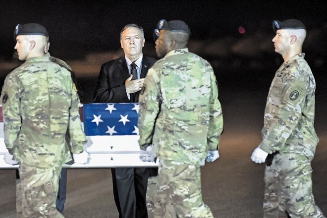 Ameriški državni sekretar Mike Pompeo ob sprejemu posmrtnih ostankov padlega ameriškega vojaka, ki je izgubil življenje  ob...