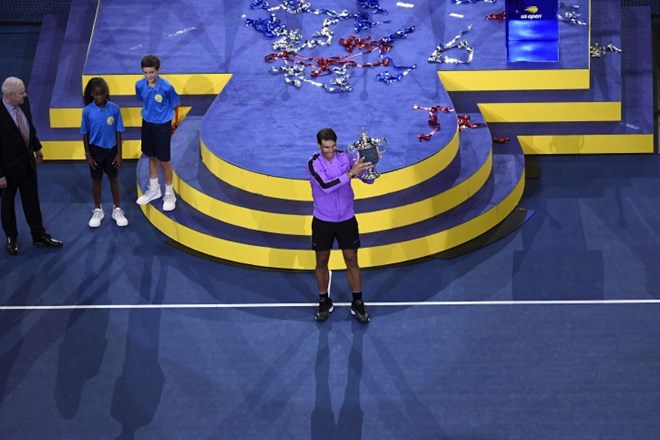 Rafael Nadal je v New Yorku  še četrtič v karieri poziral s pokalom za zmagovalca.