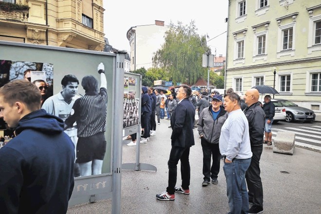 Na Trgu celjskih knezov je na ogled razstava o zgodovini Nogometnega kluba Celje.