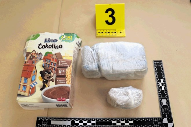 Kriminalisti so v hišni preiskavi našli še nekaj droge (skrite tudi v škatli za čokolino), pištolo in pripomoček za...