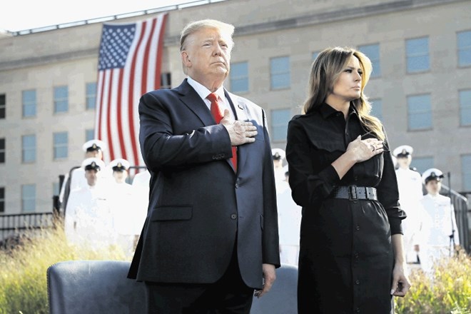 Predsednik Trump in prva dama Melania med minuto tišine pred Pentagonom