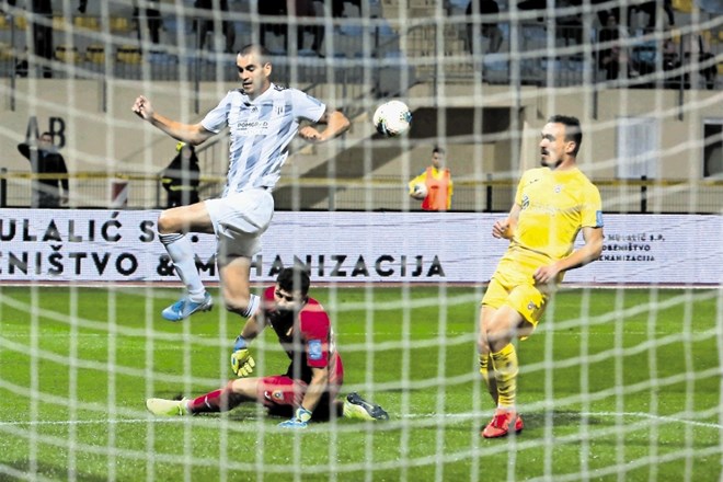 Nogometaši Domžal (v rumenih dresih) in Mure so se razšli brez golov.