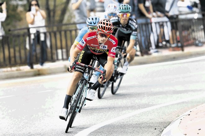 Slovenski kolesar Primož Roglič (v ospredju) je v 18. etapi dirke po Španiji naredil nov velik korak proti končni zmagi.