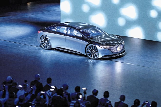 Mercedes-benz vision EQS – vizija luksuzne limuzine prihodnosti, »električni razred S«, z dvema elektromotorjema (476 KM/350...