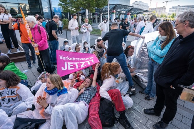 #foto #video Okoljski aktivisti zaprli vhod na frankfurtski avtomobilski salon