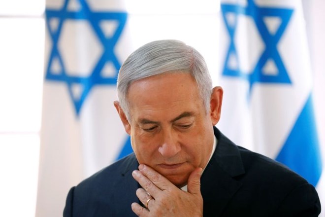 Premier Netanjahu upa, da se bo z zmago izognil sojenju in morda zaporu.