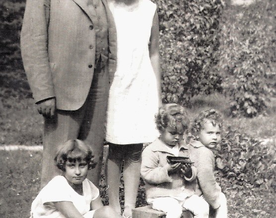 Družina Pollak na vrtu vile v Erjavčevi ulici (iz leve od zgoraj navzdol): Pavel, Nives, Tanja in dvojčka Fedor in Riko.