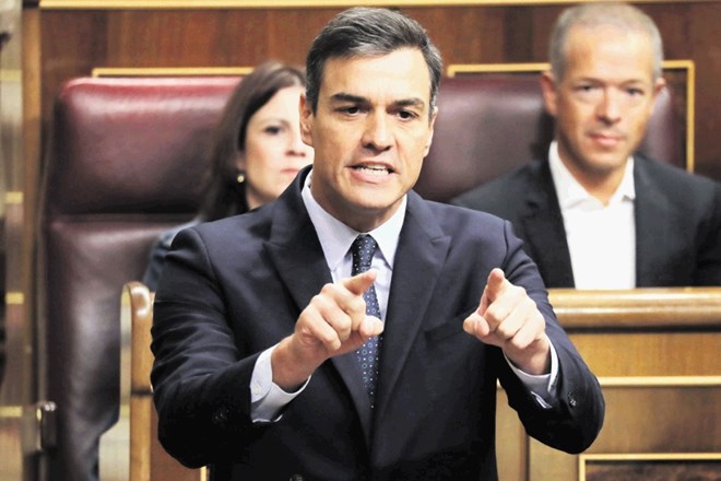 Pedro Sánchez v parlamentu, kjer so vsepovprek letele obtožbe o tem, kdo je kriv za še ene volitve.