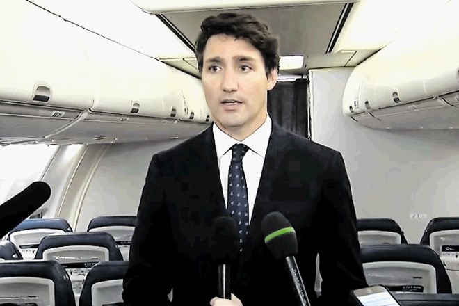 Kanadski premier Justin Trudeau je precej  skrušen stopil pred novinarje na vladnem letalu in se opravičil, ker se je pred...