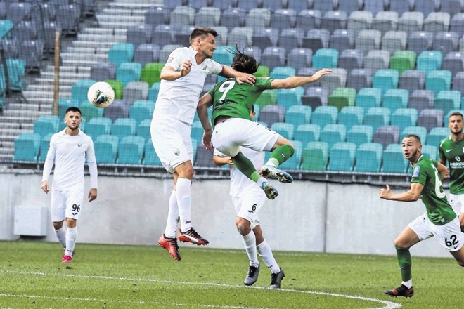 Nogometaši Rudarja (v belih dresih) so v osmini finala slovenskega pokala presenetljivo »preskočili« Olimpijo.