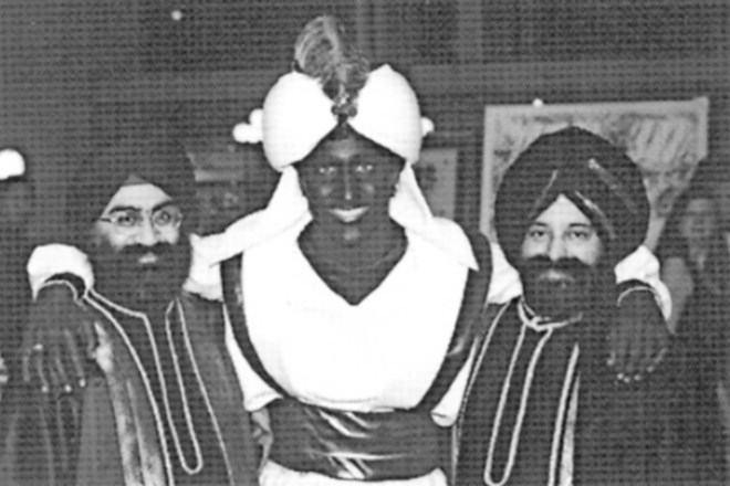 Sedanji kanadski premier Trudeau (na sredini)  je na fotografiji iz leta 2001 našemljen in ima pobarvano kožo na zabavi z...