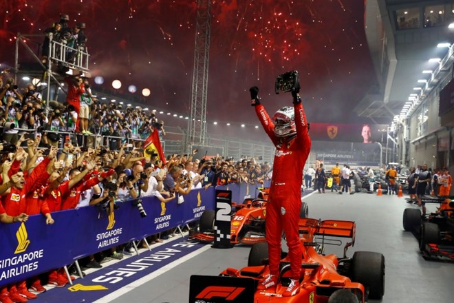 Nemec Sebastian Vettel je v Singapurju  zmagal tudi zaradi boljše strategije v boksih.