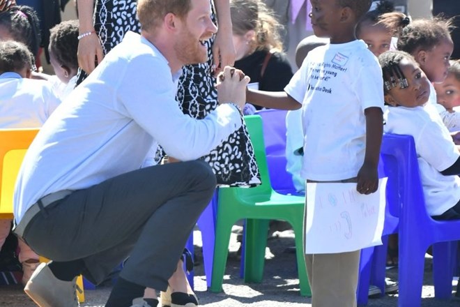 #foto Princ Harry je z Meghan in malim Archiejem začel afriško turnejo