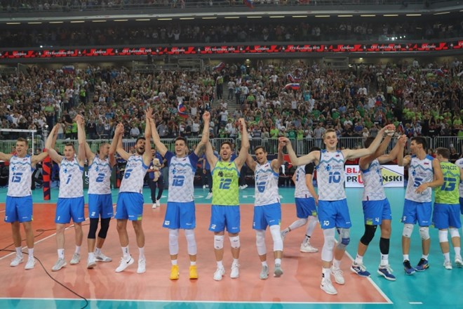 Slovenski odbojkarji so si v vročih Stožicah priigrali vstopnico za polfinale evropskega prvenstva.