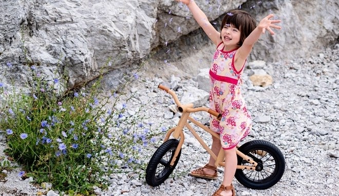 Slovenski projekt na kickstarterju: otroški poganjalec Bixie iz masivnega lesa
