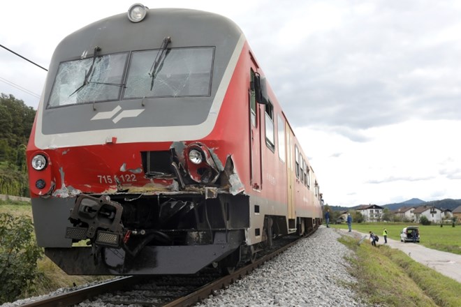 Vidne poškodbe na potniškem vlaku nakazujejo, da je bilo trčenje silovito. Jaka Gasar