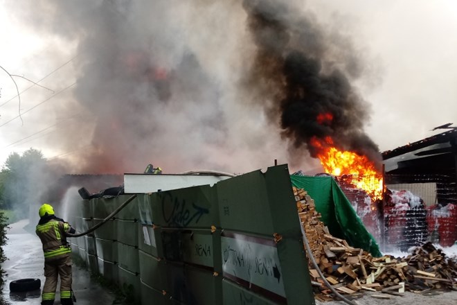 #foto Požar v Stegnah: Med intervencijo je dvakrat močno usekalo