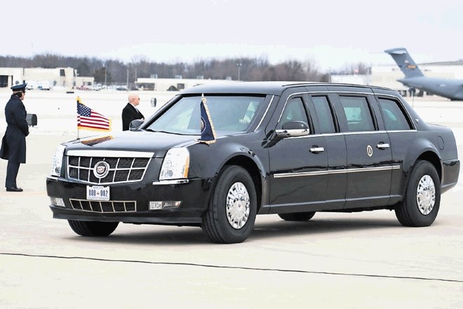 Zverina je najbolj znana limuzina, ki jo uporablja predsednik ZDA. Na poti sta mu zaradi varnosti vedno na voljo dve...